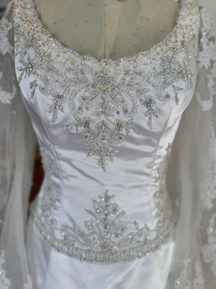 Vestido de novia de satén Raylia Designs - mangas de campana de encaje, espalda corsé, talla 10 Foto 3 de 4