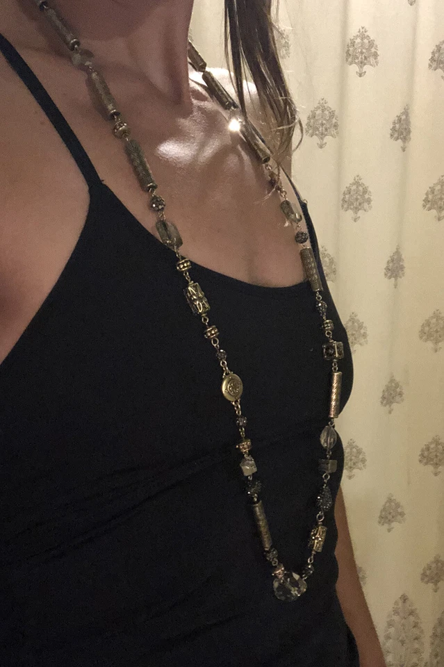 Collar largo Chico's etiqueta negra; ¡plateado y negro con cristales reales y cuentas con dije! Foto 3 de 4