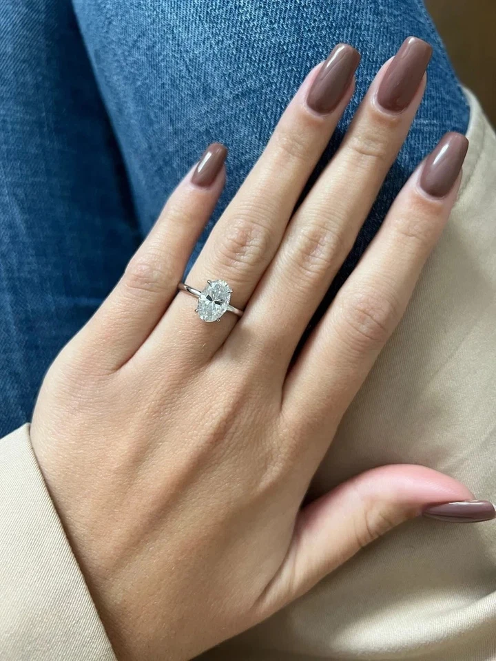 Anillo de boda de diamantes cultivados en laboratorio de corte ovalado de 1 quilate de oro blanco macizo de 14 quilates talla 7 Foto 3 de 4