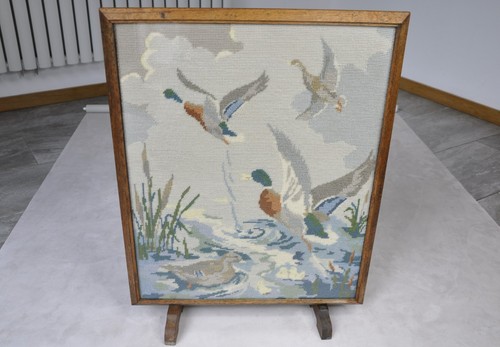 Antique Vintage Decorative Tapestry Duck Fire Screen Panel in Wooden Frame Oak ?
