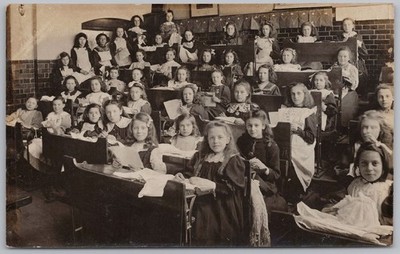 Edwardianische Schulmädchen in Klasse RP Postkarte von Taylor von Green Lanes, London