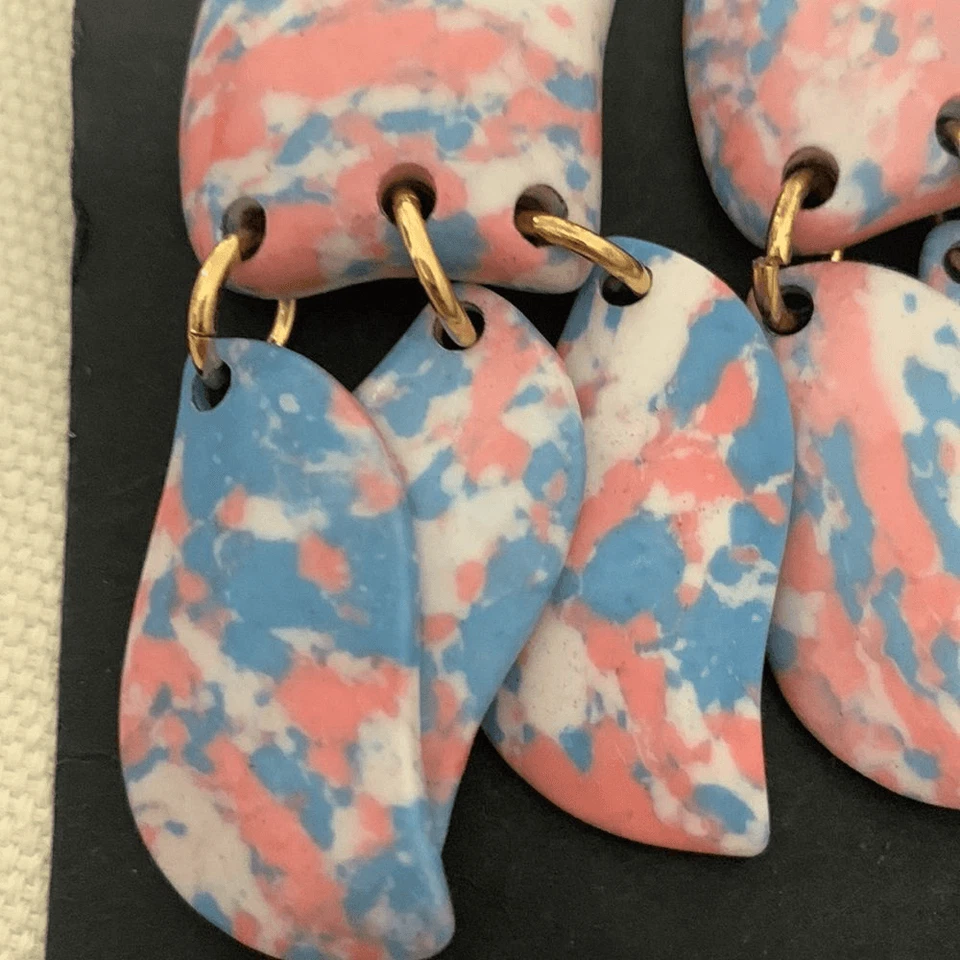 Pendientes colgantes Lele Sadoughi jardín mosaico pétalo de iris azul puesta de sol howlita clip Foto 3 de 4