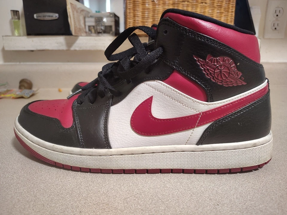 Nike Air Jordan 1 Talla Mediana 10.5 Noble Rojo/Negro/Blanco, Modelo 554724-066 Foto 2 de 4