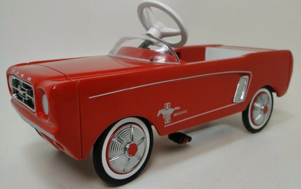 Coche a pedales Mustang "demasiado pequeño para montar" modelo de carrocería de metal en miniatura Foto 4 de 4