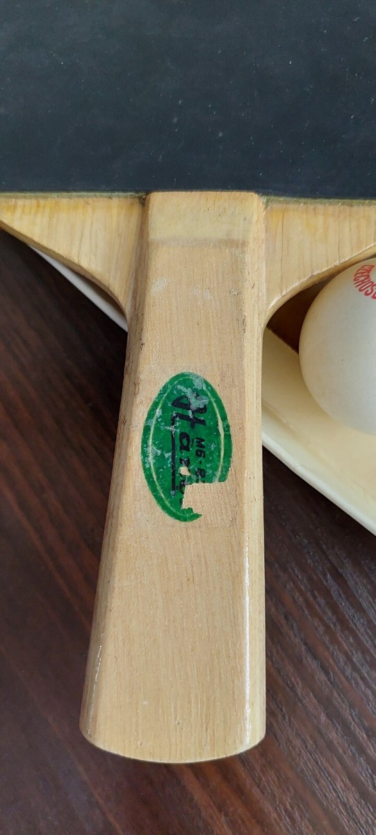 Ancienne batte de tennis de table HANOI-VIETNAM. Très bon état. Rare