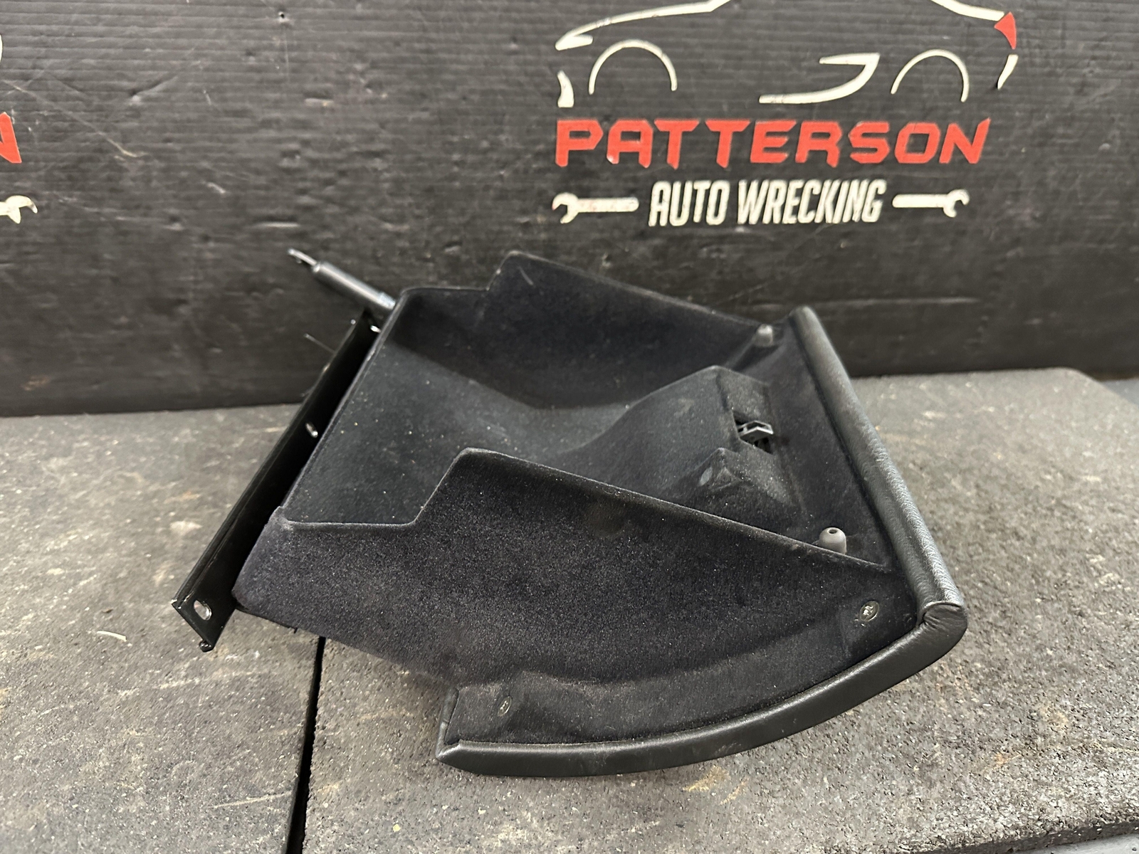 02-06 MASERATI SPYDER DASH GLOVE BOX STORAGE COMPARTMENT BLACK 01