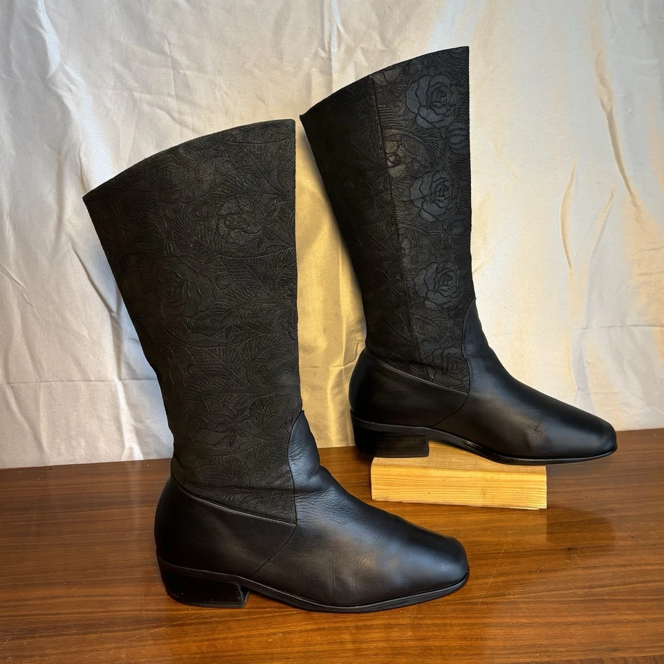 Botas de motociclista Markon negras de cuero con punta cuadrada florales a media pantorrilla para mujer 8’s Foto 2 de 4