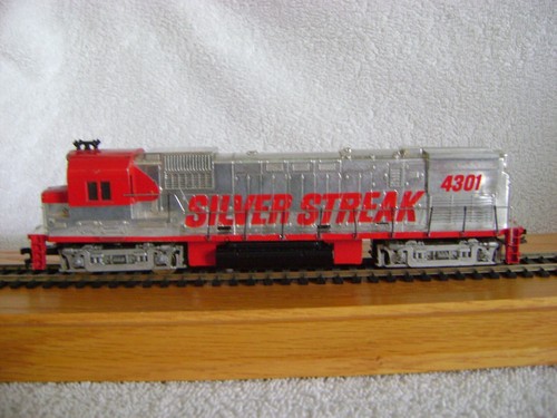 HO Scale Tyco Silver Streak DUMMY Diesel Locomotive #4301. Lighted, Weighted - Picture 3 of 8