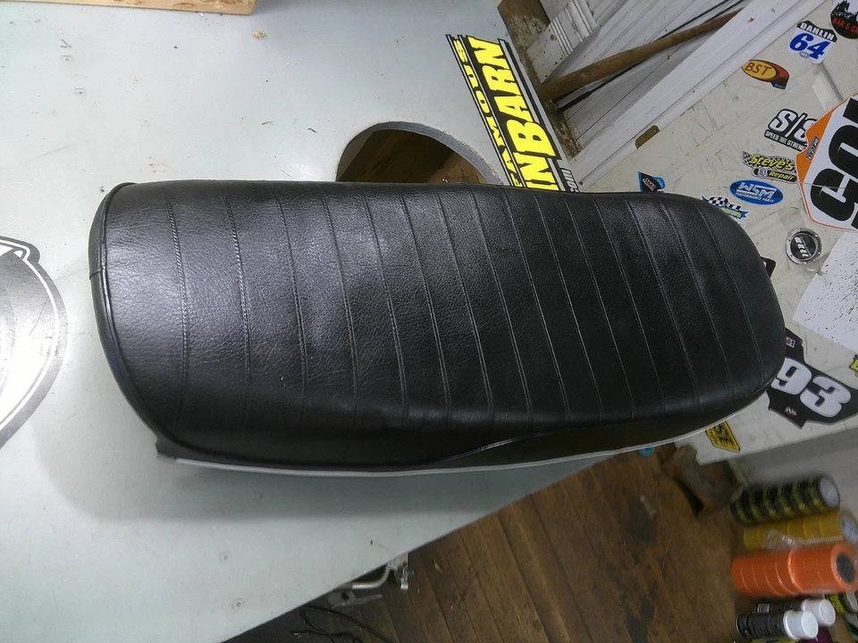 STOCK SEAT 1976-1979 Kawasaki KZ750 B B1-B4 Twin sillín moto 56031-1018 Foto 2 de 4