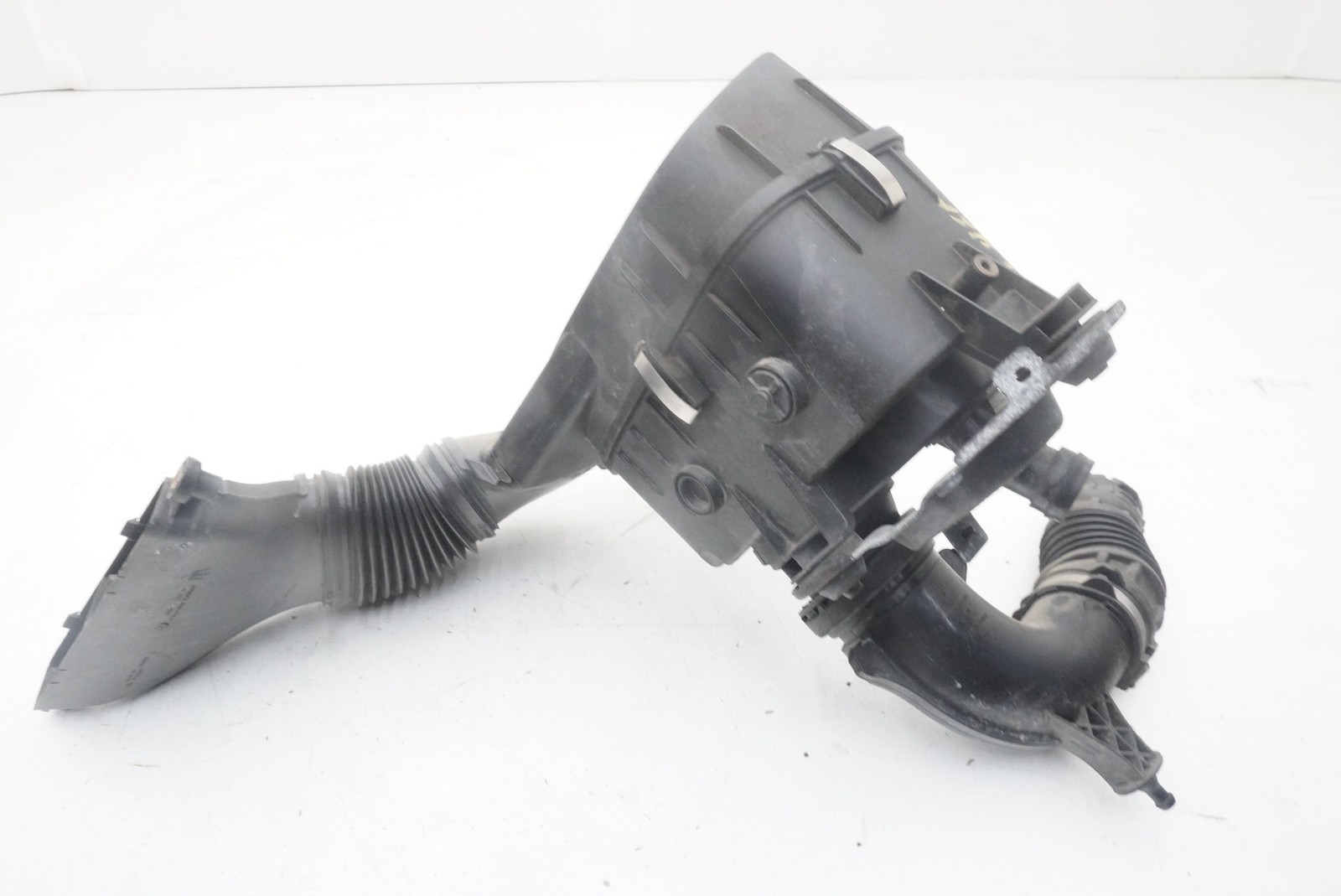 Maserati Levante 2019 Left Air box top P/N 670103695