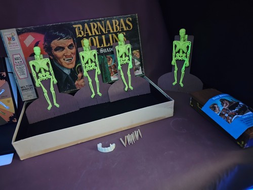 Vintage Milton Bradley BARNABAS COLLINS DARK SHADOWS GAME 1969 COMPLETE Fangs - Imagen 15 de 18