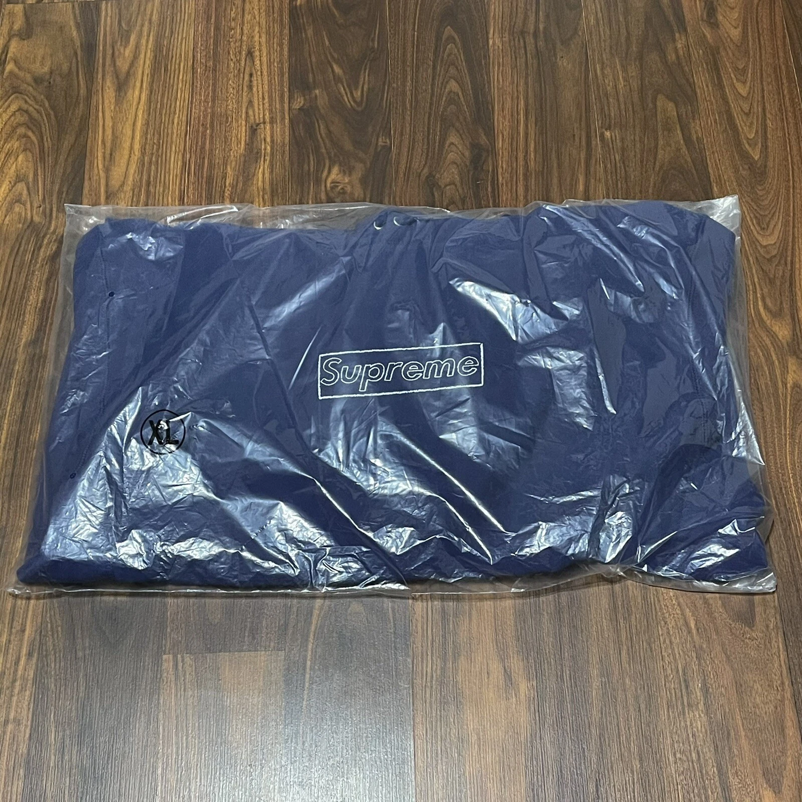 Boîte à craie Supreme Kaws logo lavée marine taille XL à la main