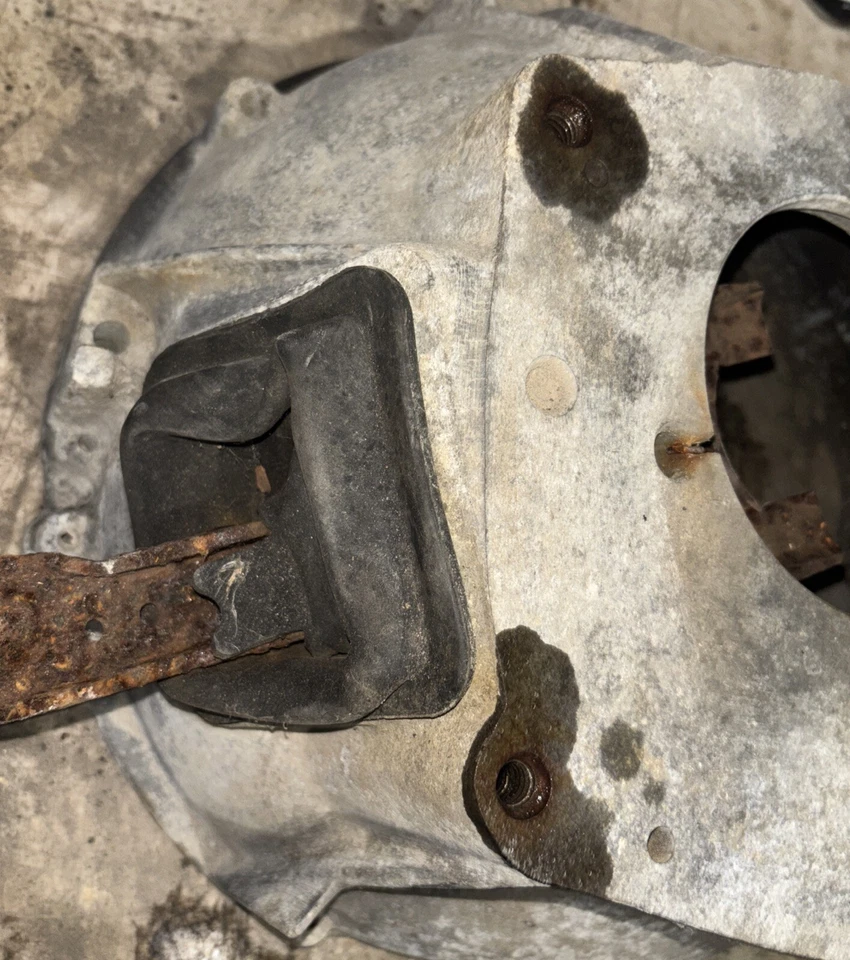 CARCASA CAMPANA ALUMINIO JEEP CJ 5 CJ 7 T4 T5 SR4 AMC 304 4.2 # 3235824 Foto 2 de 4