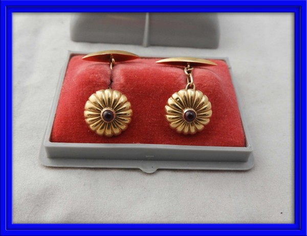 PRECIOSOS GEMELOS DE ORO DE 18 KT CON FORMA DE FLOR TERMINADOS CON UN RUBI