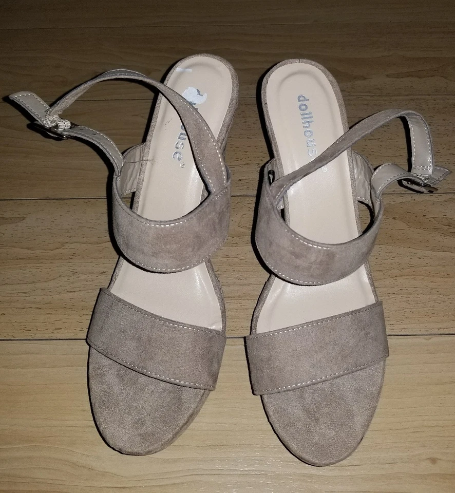 DOLLHOUSE ANKLE STRAP WEDGE SANDAL TAUPE W/ FLORAL EMBRIDERY SZ 10 NWOB - Image 2 of 4
