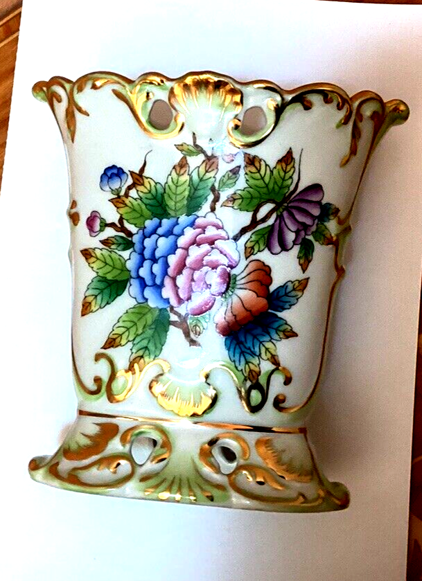 HEREND HAND PAINTED "QUEEN VICTORIA" PORCELAIN OVAL VASE/URN eBay