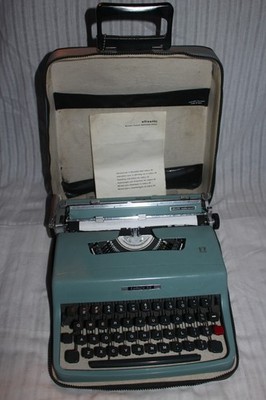 Vintage Olivetti Underwood Lettera 32 Portable Typewriter w/ Case - Italy