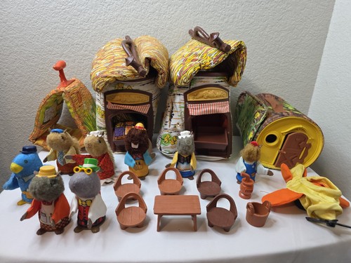 1979 Fisher Price Woodsey Squirrel Family Log House Playset Vintage 8 Characters