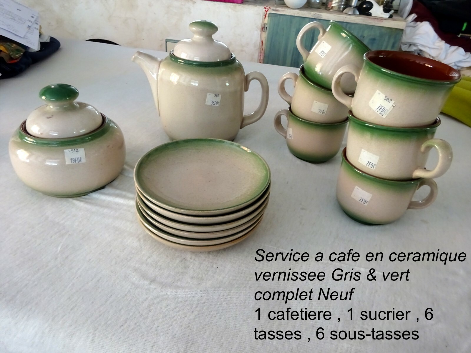Service à café vintage pour petits-déjeuners rétro en faïence grise et verte