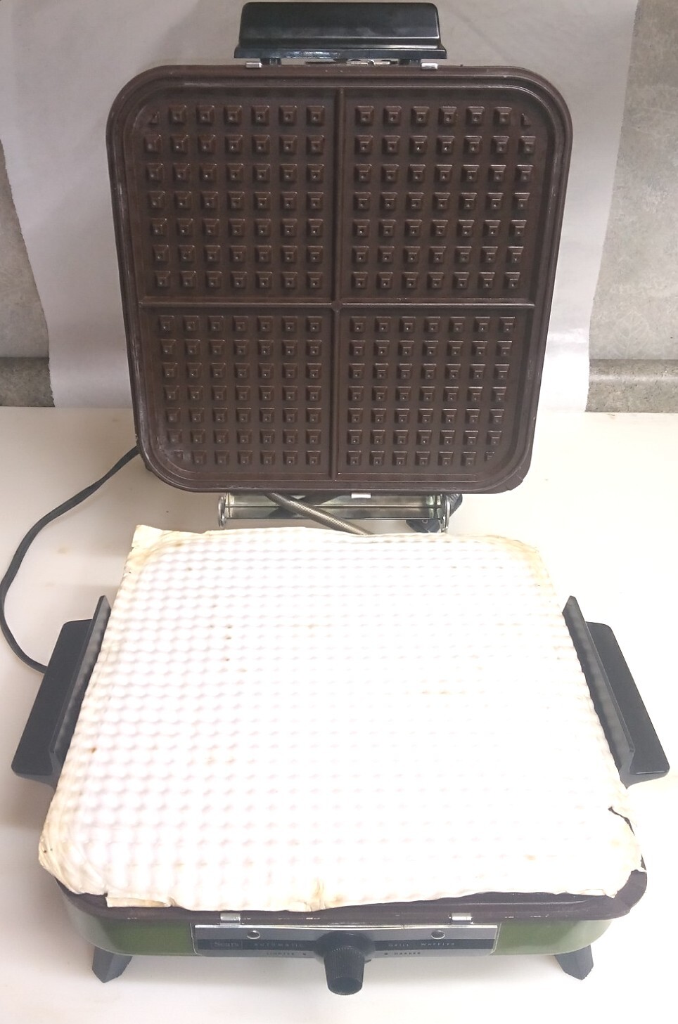 Sears Automatic Waffle Maker Teflon Grill Avocado Green Griddle  TESTED Vintage