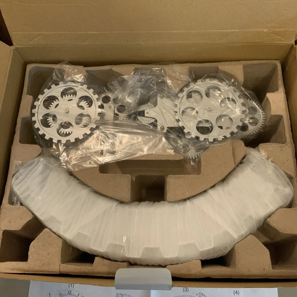 НОВЫЙ В КОРОБКЕ! Настенные часы Kikkerland Big Hour Wheel с вращающимися шестернями - Изображение 2 из 4