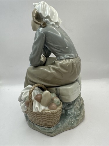 Figurine porcelaine 9" vintage LLadro fille hollandaise assise avec poupée et corbeille de fruits - Photo 6/13