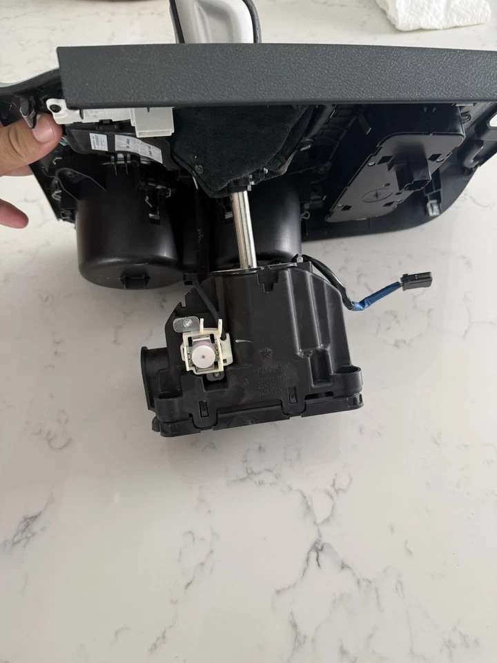 18-21 吉普大切诺基 SRT 原始设备制造商中心控制台变速器挡板带启动控制 — 第 4/4 张图片