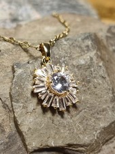 Damen Halskette in Gold Der Stern der Arktis mit funkelnden Steinen geziert