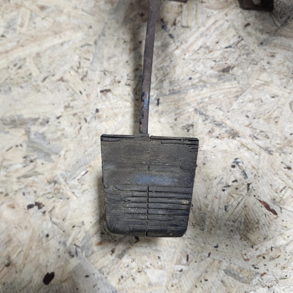 Conjunto de pedal de freno y embrague C3 Corvette y pastillas manual de 4 velocidades con soporte Foto 2 de 4