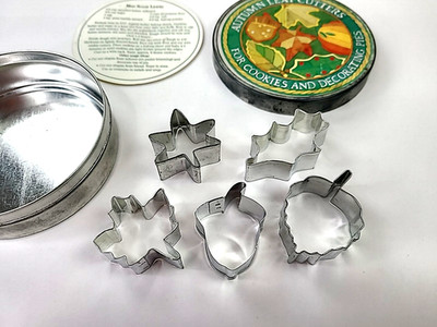 Williams Sonoma Autumn Leaf Mini Cookie Cutters 5pc W/tin  & Recipe