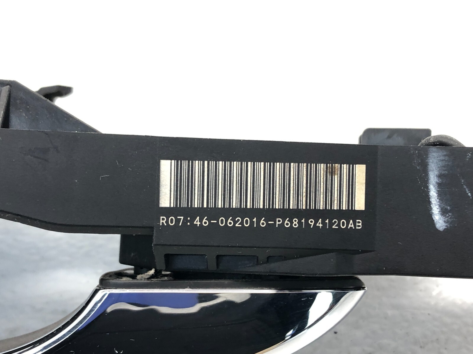 2017-2020 MASERATI LEVANTE RIGHT PASSENGER FRONT EXTERIOR DOOR HANDLE OEM