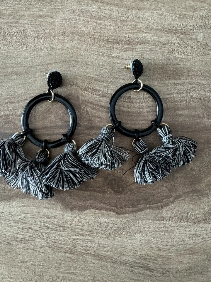Pendientes de aro multi borla SUGARFIX by BaubleBar negros y grises boho sin níquel Foto 3 de 4