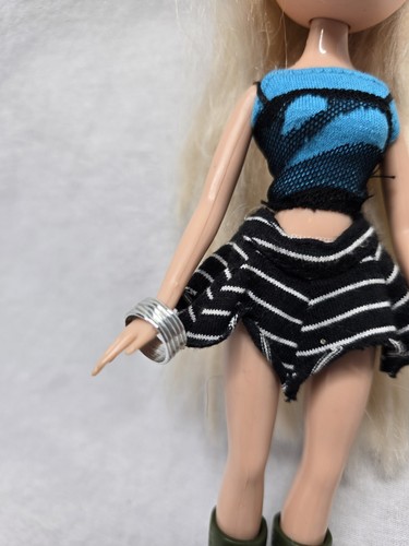 MGA 2005 BRATZ Soccer Cloe With Treasures Pirate Outfit - Picture 4 of 15