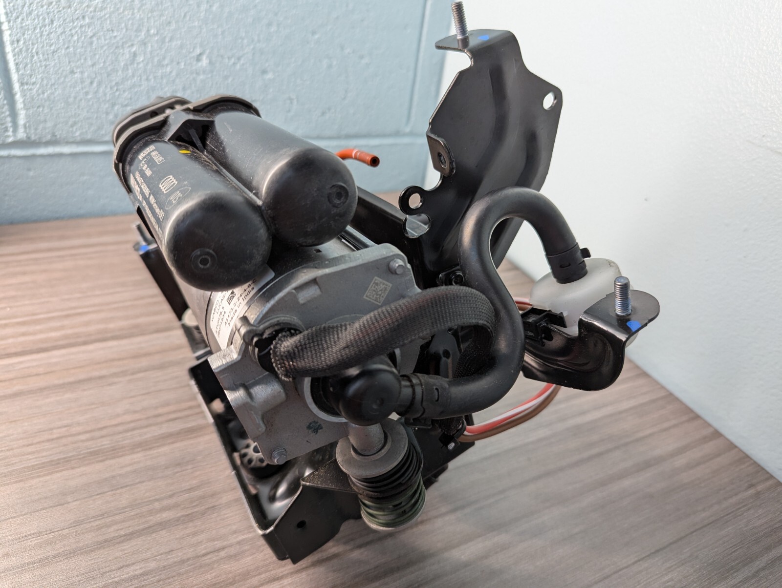 BENTLEY BENTAYGA AIR COMPRESSOR 4M0616005J VALVE UNIT