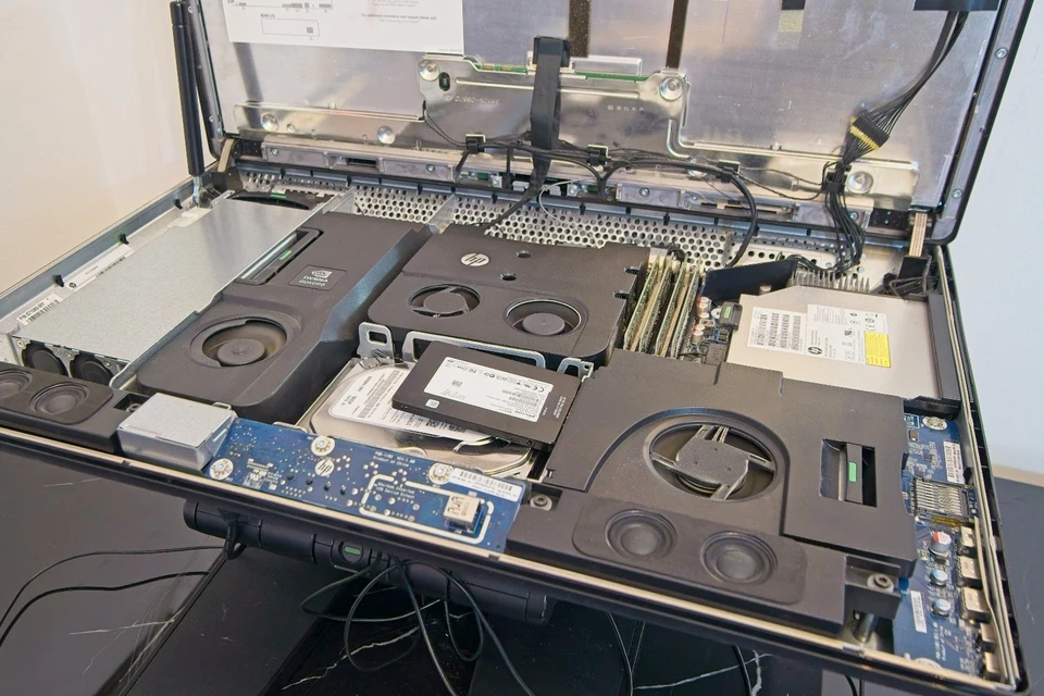 HP Z1 G2 All-in-One – Xeon E3, Quadro K3000M, 16GB RAM, SSD + HDD - Image 3 of 4