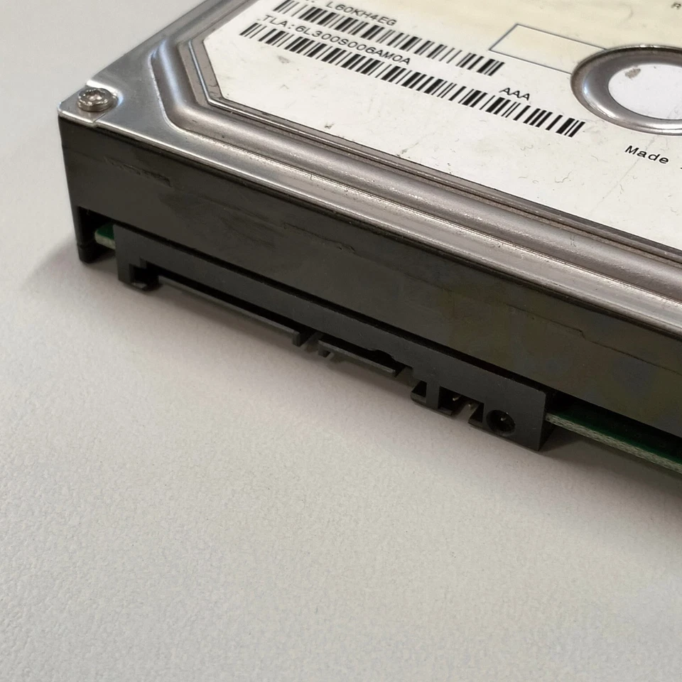 Maxtor DiamondMax 10 300GB 3.5" HDD SATA 1.5Gbps 16MB 7200 RPM 6L300S0 - Image 4 of 4