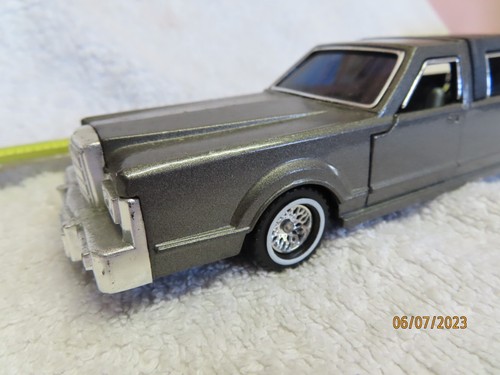 Majorette Lincoln Limo 1:32 scale Gray/Black Diecast - Picture 2 of 8