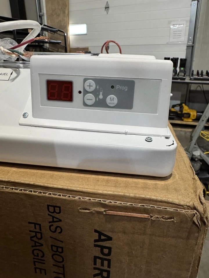 Calentador de espacio de montaje en superficie ConvectAir 7360-C10-BB blanco Foto 3 de 4