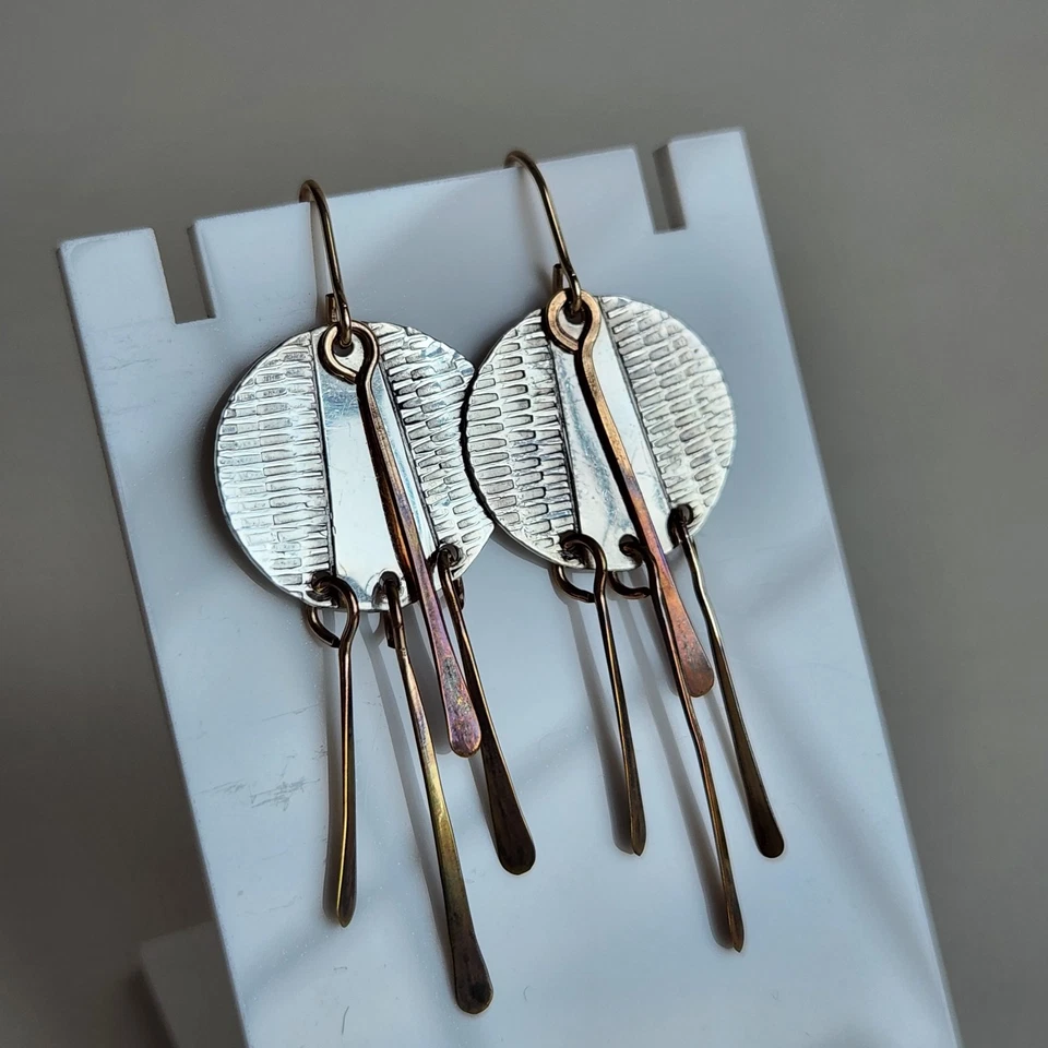 Pendientes colgantes de disco circular de dos tonos de plata de ley y latón - Hechos por artista Foto 2 de 4