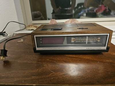 VTG GE AM/FM Digital Alarm Clock Radio Model 7-4640A Woodgrain Tested Working