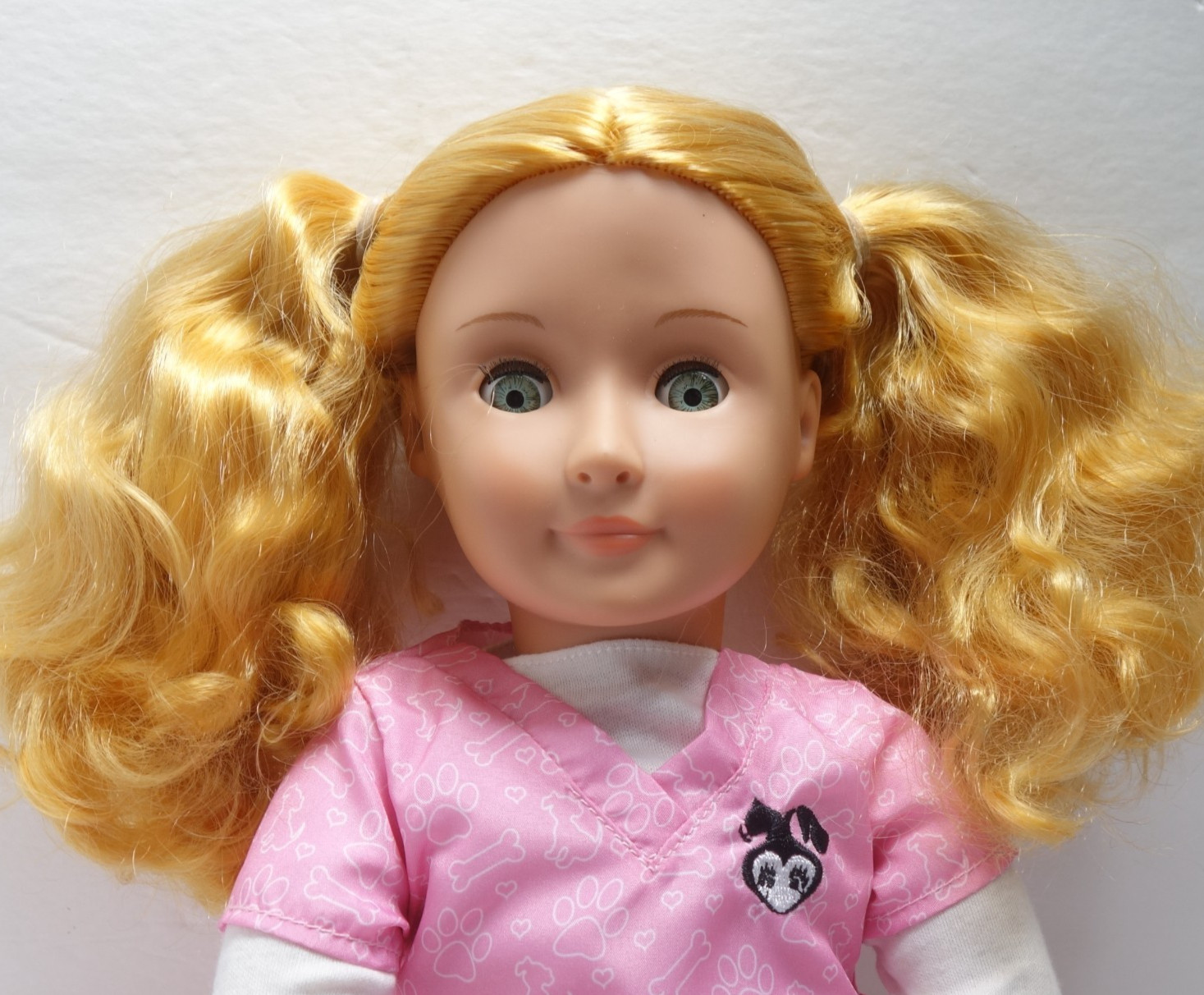 Our Generation 18" Doll Anais Curly Hair Pet Vet Veterinaria