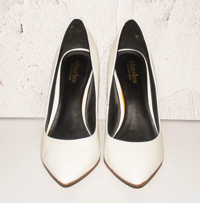 Tacones de cuero blanco Charles David Foto 3 de 4