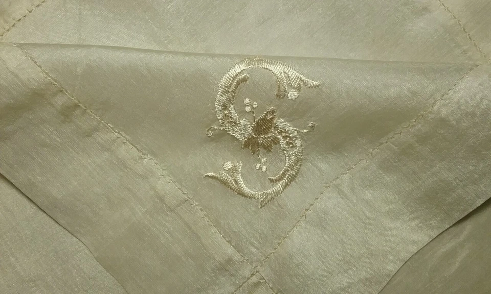 Pañuelo De Colección Crema Seda Monograma Bordado Letra S Medidas 17" x 15" Foto 2 de 4