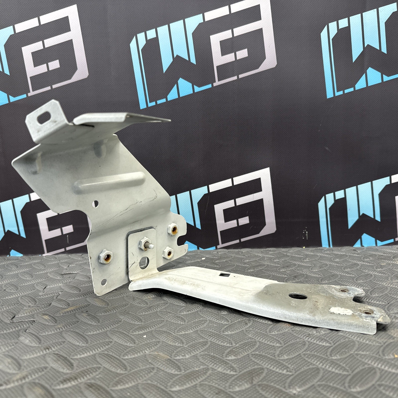 OEM 2014-2021 MASERATI GHIBLI FRONT LEFT SIDE FENDER LOWER MOUNT SUPPORT BRACKET