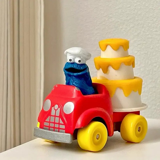 Sesame Street Cookie Monster Vintage Toy Car Cake Chef Figure