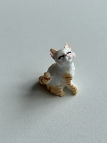 Japanese style plastuc lovely cats looking at each other affectionately - Picture 4 of 12
