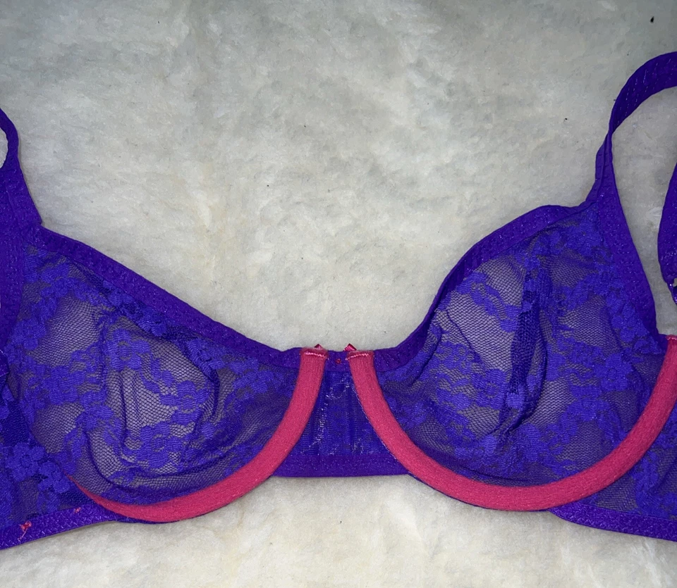 Sujetador con aros Betsey Johnson semi transparente púrpura encaje rosa detalles sin forro Foto 3 de 4