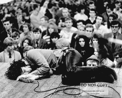 JIM MORRISON LYING ON STAGE DURING PERFORMANCE ''THE DOORS'' - 8X10 PHOTO (WW-195)