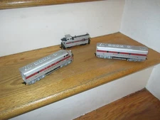 ATHEARN 135 BURLINGTON DIESEL LOCOMOTIVE B- DUMMY CAR & 13527 CABOOSE SET LOT 3