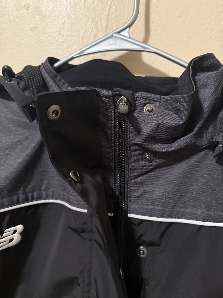 Jaqueta impermeável New Balance preta e cinza tamanho XL masculina - Imagem 4 de 4